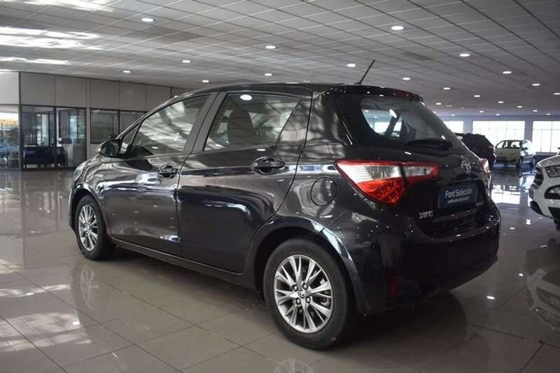 Usado Toyota Yaris Hybrid Active 99 CV (72 kW) 2018 Negro Utilitario