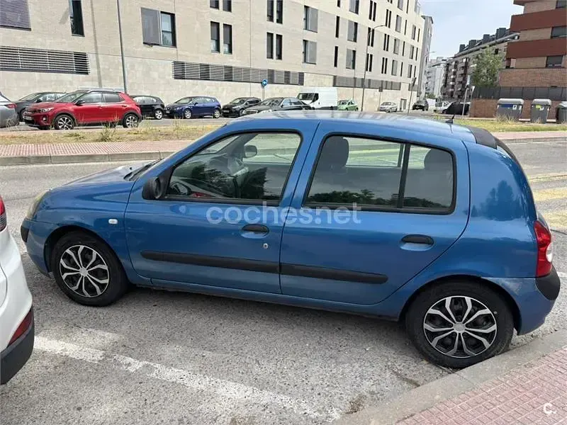 Usado Renault Clio II Expression 75 CV (55 kW) 2003 Azul Berlina
