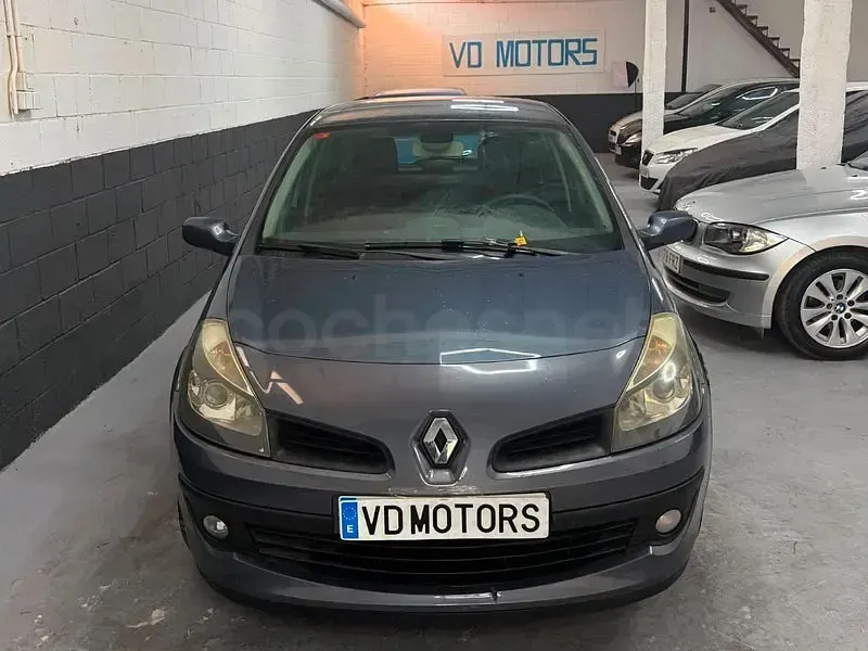 Usado Renault Clio II Dynamique 100 CV (73 kW) 2006 Gris / plata Berlina