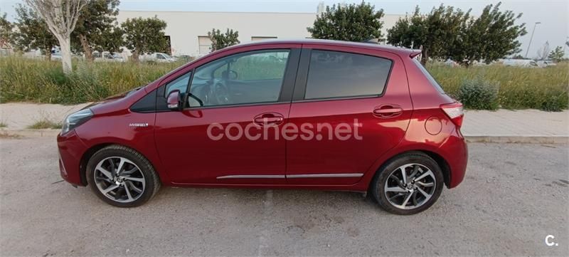 Rojo Usado 2020 Toyota Yaris Hybrid Berlina | 16.000 € (Precio justo) - Imagen 1/4
