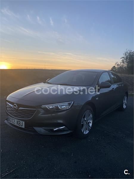 Usado Opel Insignia Selective 136 CV (100 kW) 2017 Gris / plata Berlina