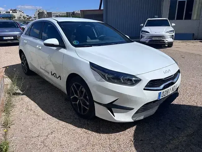 Usado Kia Ceed 140 CV (102 kW) 2025 Blanco Utilitario