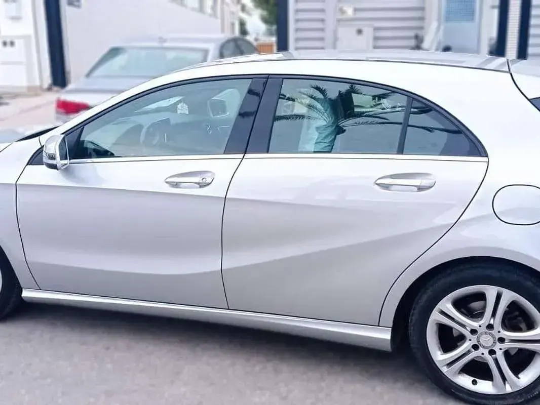 Usado Mercedes A180 Style 109 CV (80 kW) 2013 Gris / plata Berlina