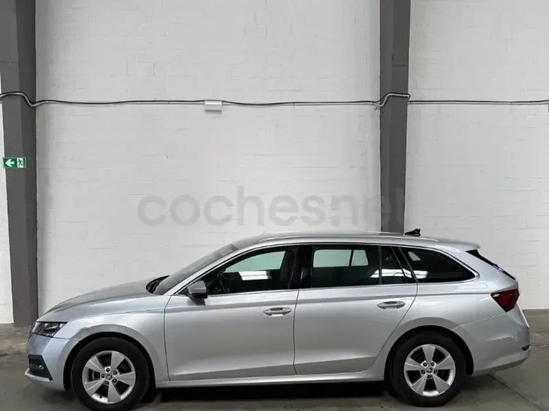 Usado Skoda Octavia Ambition 115 CV (84 kW) 2021 Gris / plata Familiar