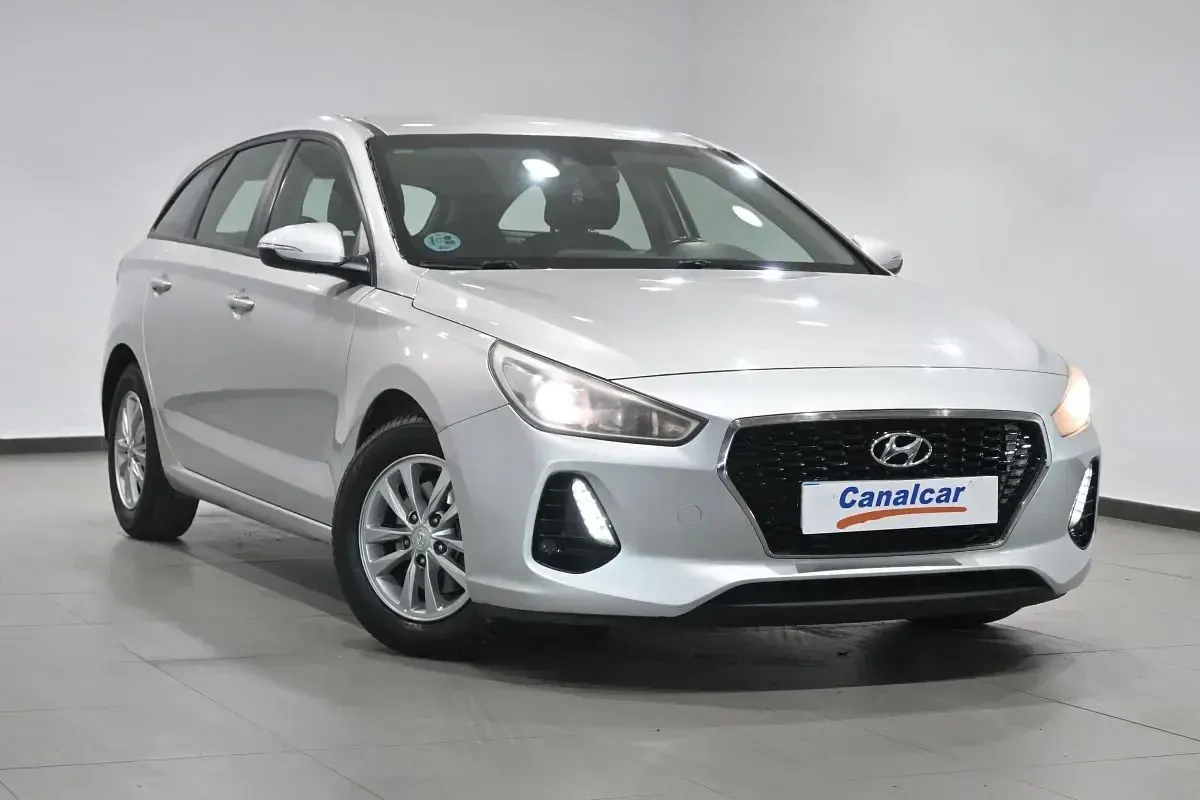 Usado Hyundai i30 110 CV (80 kW) 2018 Gris Familiar