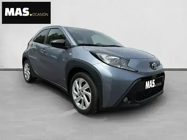 Usado Toyota Aygo X 72 CV (52 kW) 2025 Gris / plata SUV