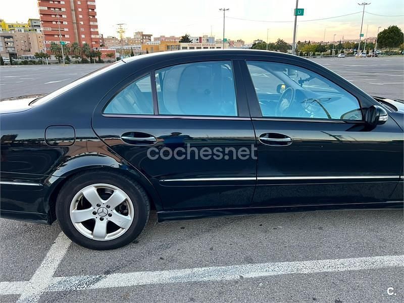 Usado Mercedes E270 Elegance 170 CV (125 kW) 2003 Negro Berlina