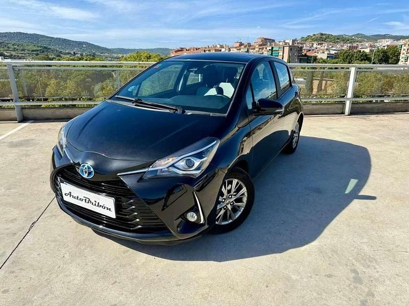 Usado Toyota Yaris Hybrid Advance 99 CV (72 kW) 2019 Negro Utilitario