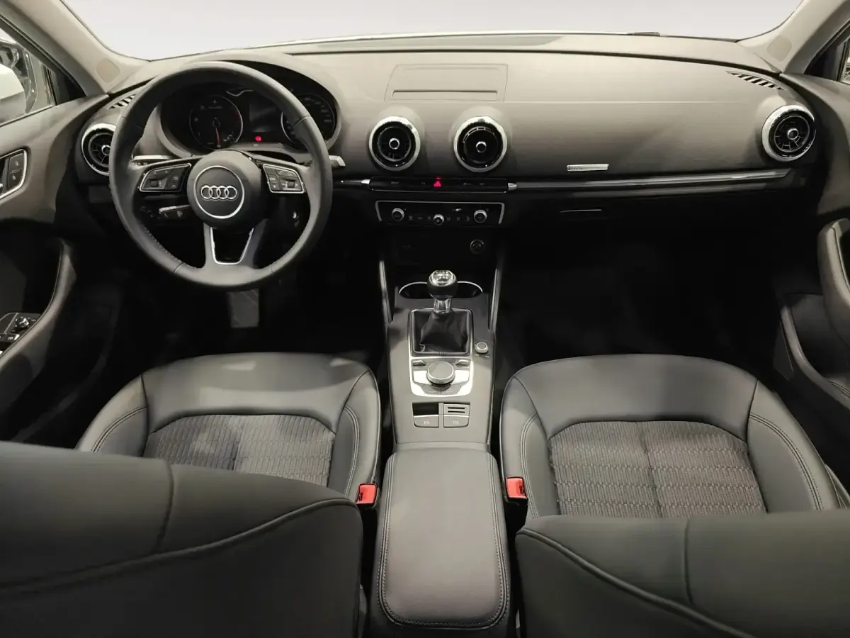 Usado Audi A3 Design 115 CV (84 kW) 2019 Blanco Berlina