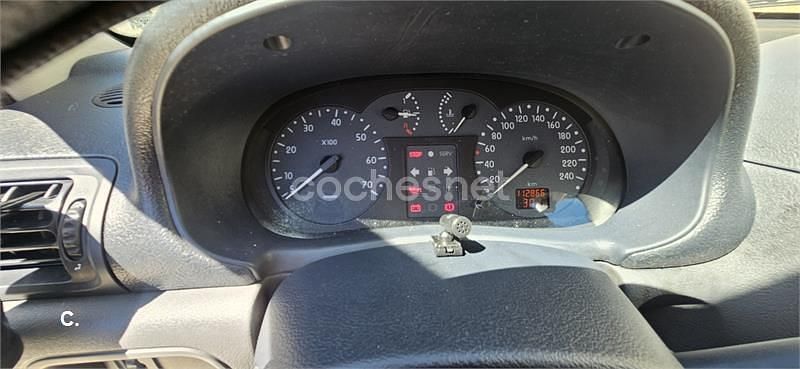 Usado Renault Clio II 60 CV (44 kW) 2000 Gris / plata Berlina