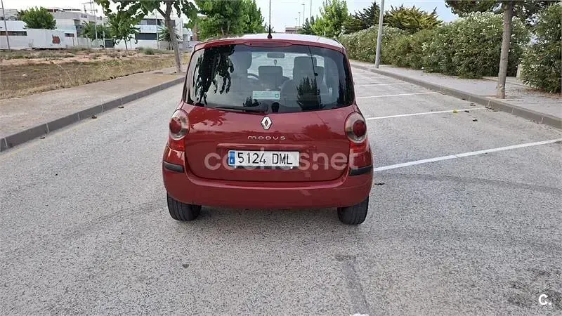 Usado Renault Modus Dynamique 80 CV (58 kW) 2005 Granate Monovolumen