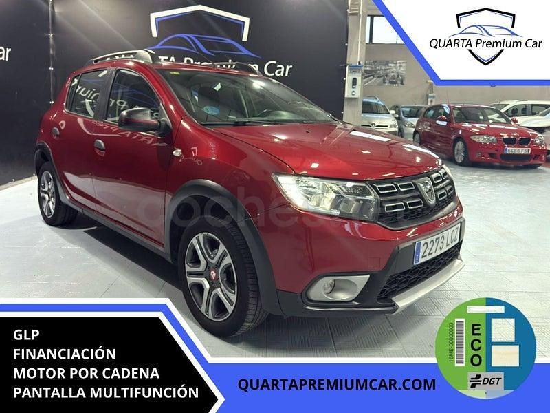 Usado Dacia Sandero Essentiel 90 CV (66 kW) 2019 Granate Berlina