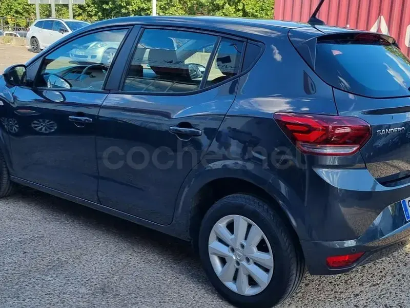 Usado Dacia Sandero Expression 101 CV (74 kW) 2022 Gris / plata Berlina
