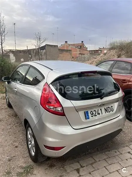 Usado Ford Fiesta 96 CV (70 kW) 2011 Gris / plata Berlina