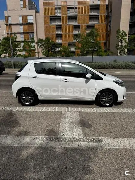 Usado Toyota Yaris Active 99 CV (72 kW) 2014 Blanco Utilitario