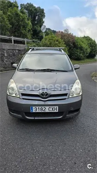 Usado Toyota Corolla Verso Sol 90 CV (66 kW) 2004 Gris / plata Monovolumen