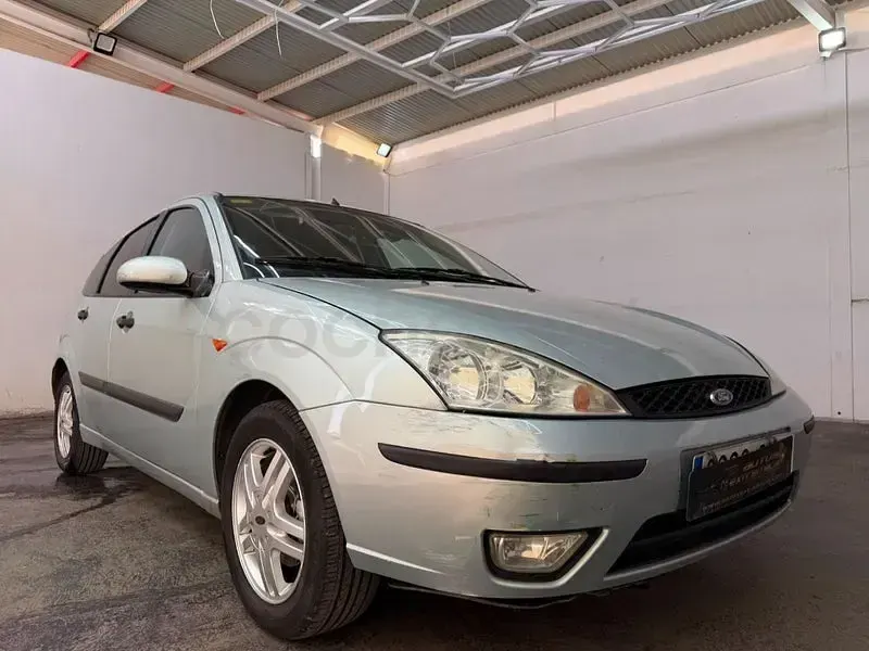 Usado Ford Focus Trend 100 CV (73 kW) 2003 Gris / plata Berlina