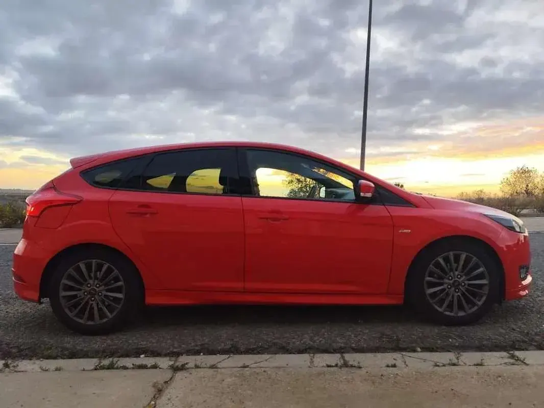 Usado Ford Focus ST-Line 125 CV (91 kW) 2018 Rojo Utilitario