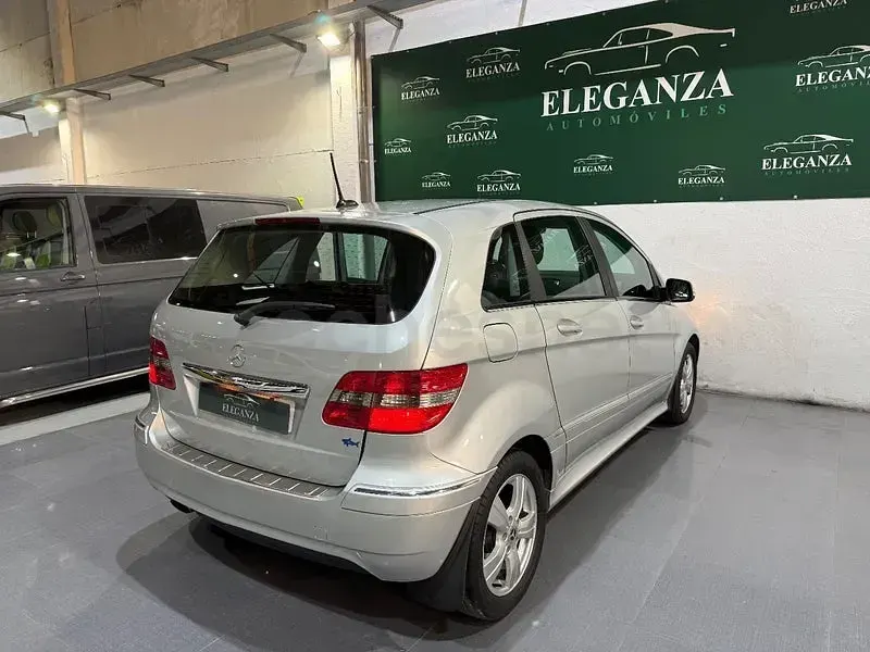 Usado Mercedes B180 Sport Edition 109 CV (80 kW) 2010 Gris / plata Monovolumen
