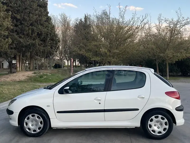Usado Peugeot 206 90 CV (66 kW) 2004 Blanco Berlina