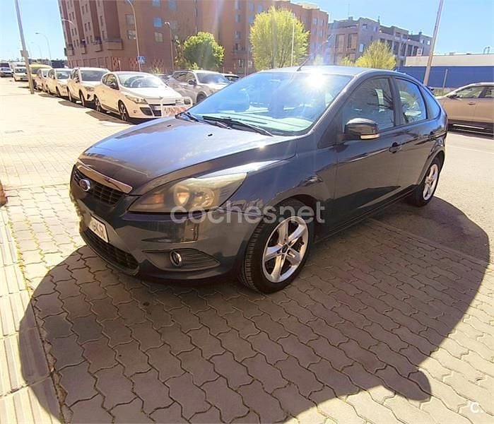 Usado Ford Focus Titanium 115 CV (84 kW) 2009 Gris / plata Berlina
