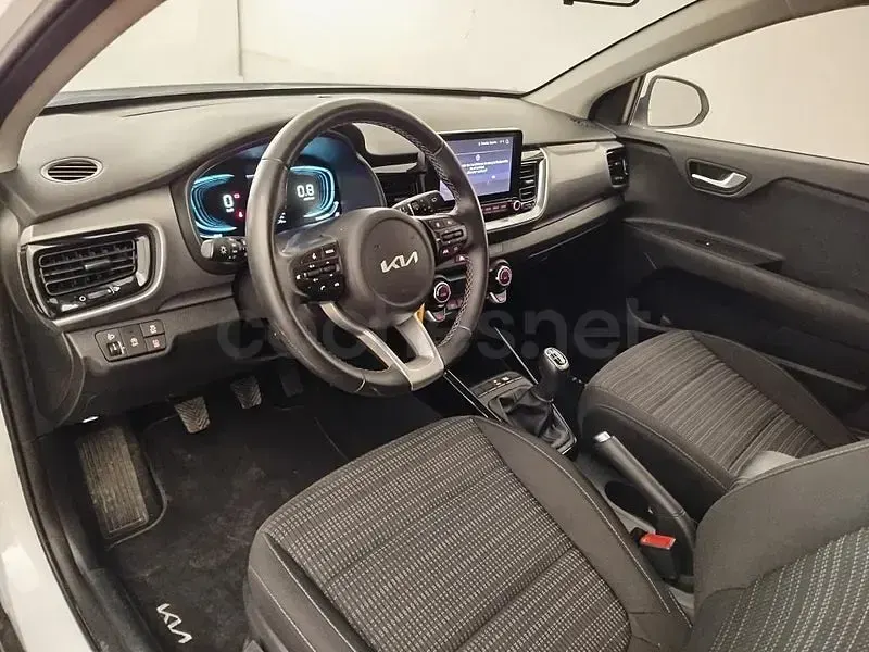 Usado Kia Stonic 100 CV (73 kW) 2025 Blanco SUV