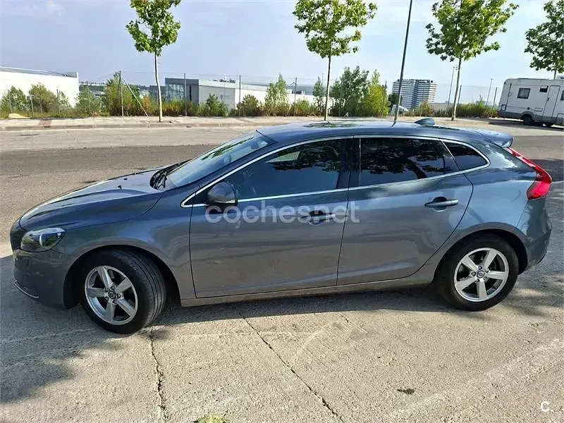 Usado Volvo V40 Momentum 150 CV (110 kW) 2016 Gris / plata Berlina