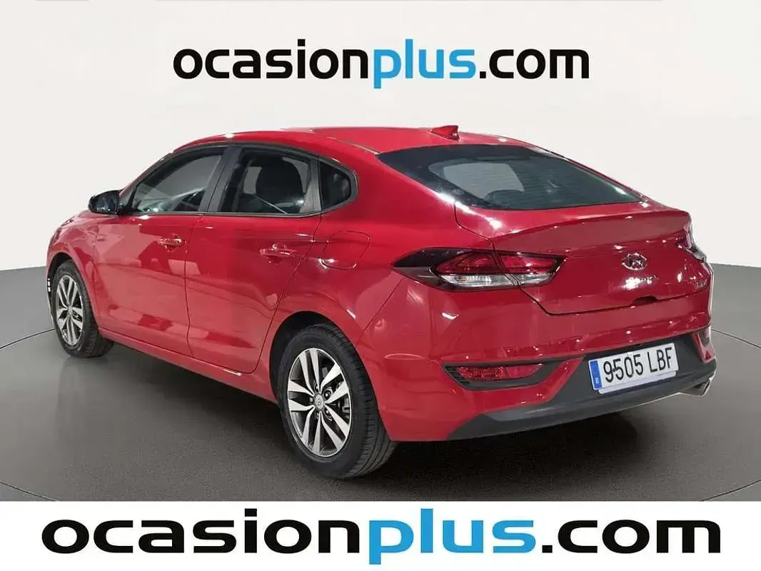 Usado Hyundai i30 120 CV (88 kW) 2019 Rojo Utilitario