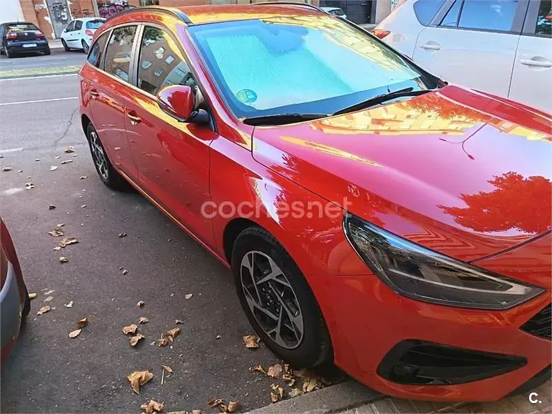 Usado Hyundai i30 120 CV (88 kW) 2024 Rojo Familiar