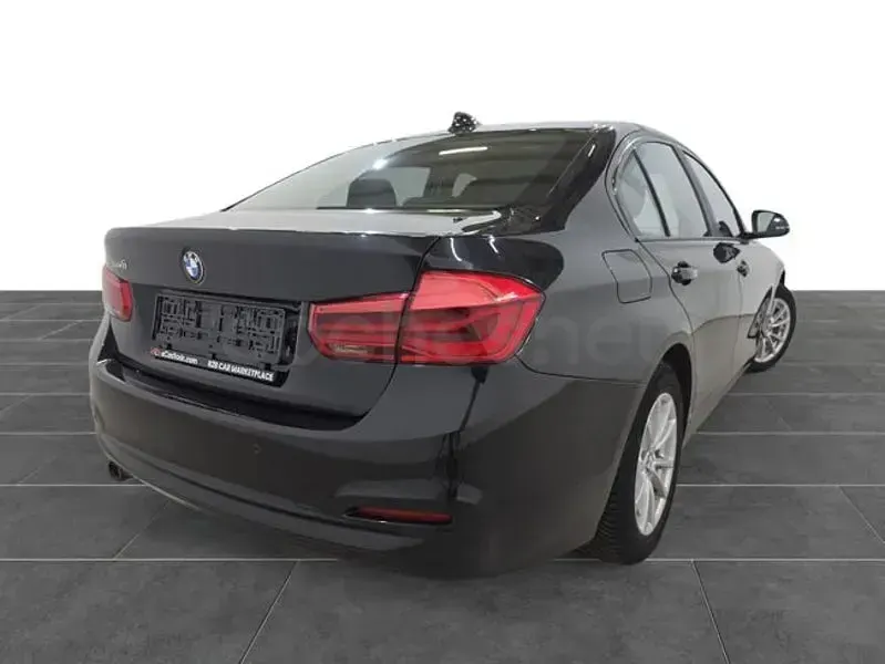 Usado BMW 318 136 CV (100 kW) 2018 Negro Berlina