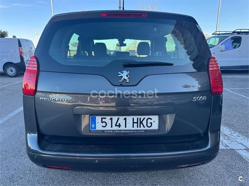 Usado Peugeot 5008 112 CV (82 kW) 2012 Gris / plata Monovolumen