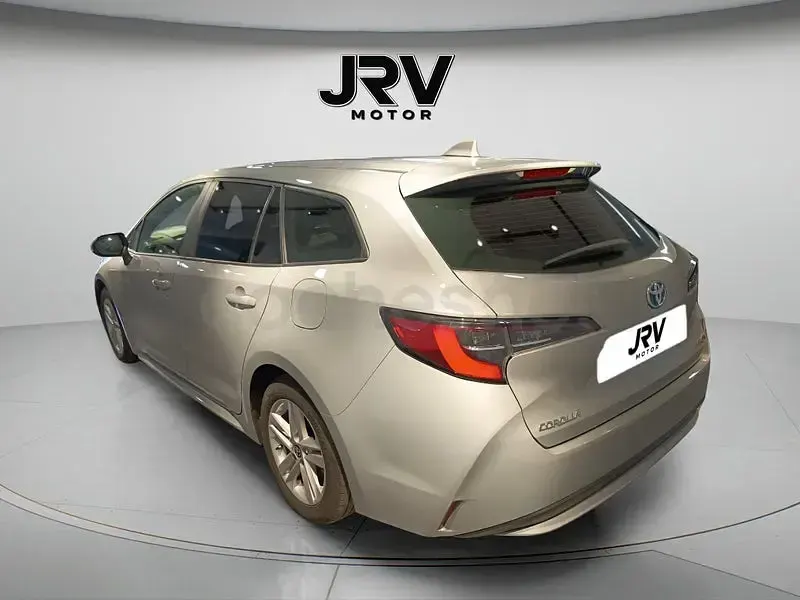 Usado Toyota Corolla Business Edition 122 CV (89 kW) 2023 Gris / plata Familiar