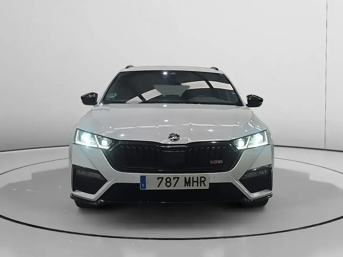Usado Skoda Octavia RS 200 CV (147 kW) 2023 Blanco Familiar
