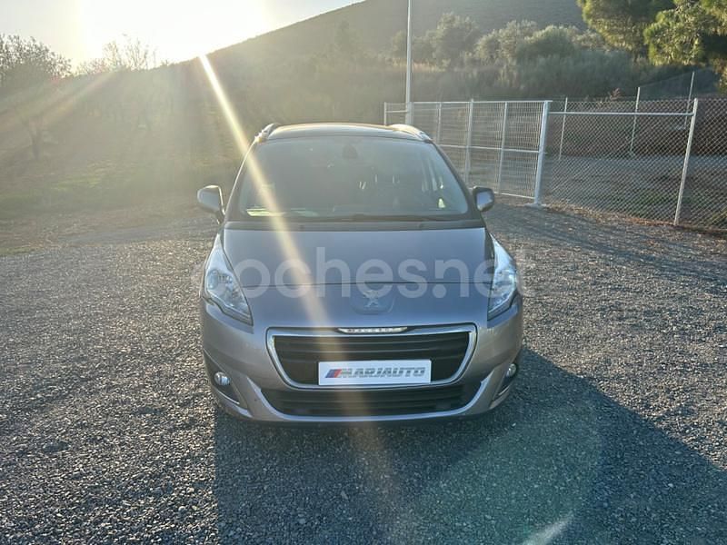 Usado Peugeot 5008 Allure 115 CV (84 kW) 2014 Gris / plata Monovolumen