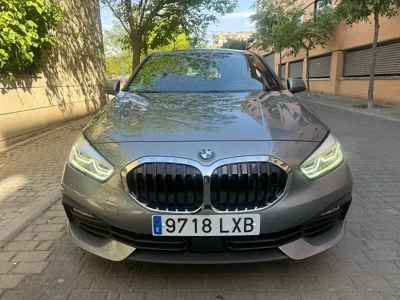 Usado BMW 118 150 CV (110 kW) 2022 Gris / plata Berlina