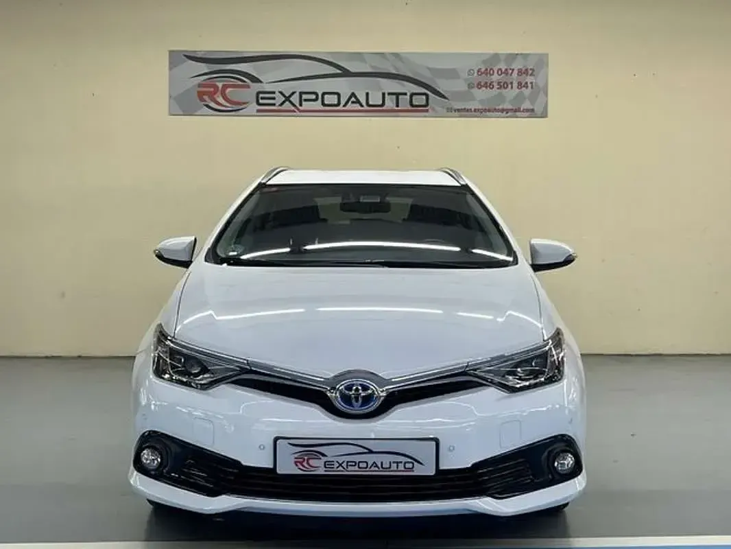 Usado Toyota Auris Touring Sports Business Edition 136 CV (100 kW) 2016 Blanco Familiar