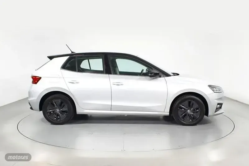 Usado Skoda Fabia Style 95 CV (69 kW) 2022 Plateado Utilitario