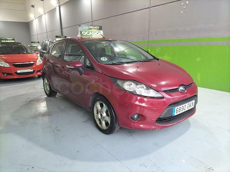 Usado Ford Fiesta Trend 90 CV (66 kW) 2009 Violeta / lila Utilitario