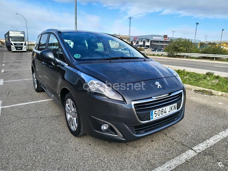Usado Peugeot 5008 Style 130 CV (95 kW) 2015 Gris / plata Monovolumen