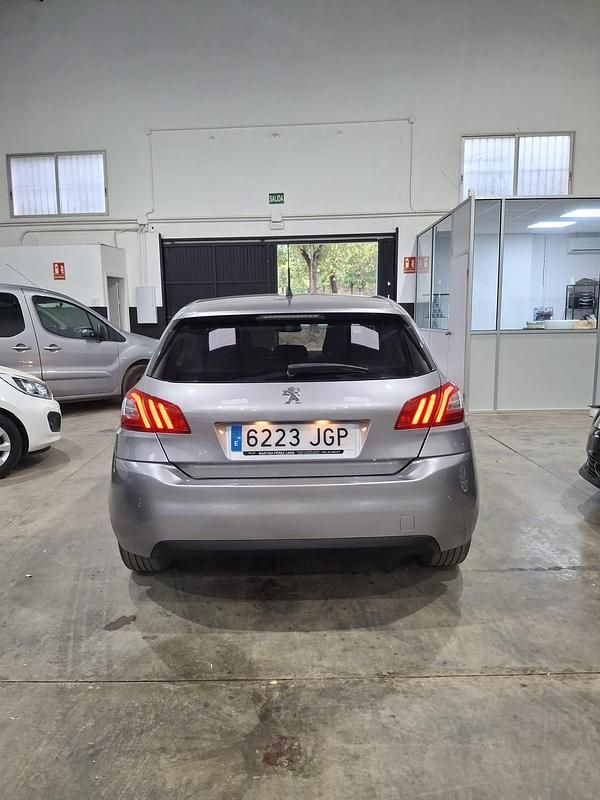 Usado Peugeot 308 Style 92 CV (67 kW) 2015 Gris / plata Berlina