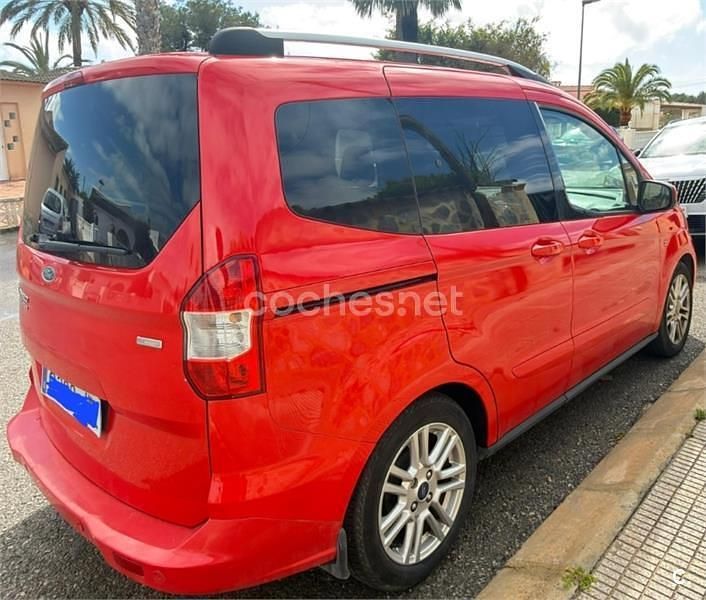 Usado Ford Tourneo Courier Titanium 100 CV (73 kW) 2017 Rojo Monovolumen