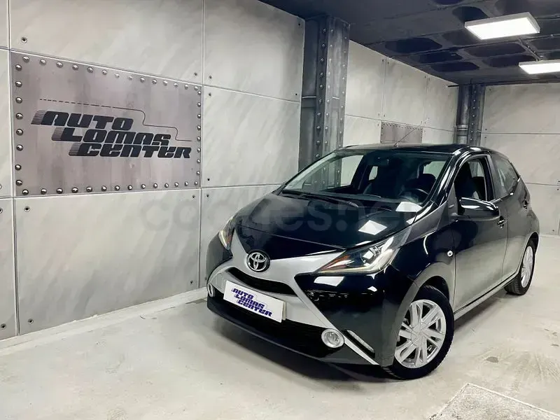 Usado Toyota Aygo X-play 69 CV (50 kW) 2017 Negro Utilitario