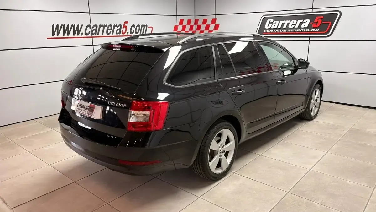 Usado Skoda Octavia LAURIN & KLEMENT 180 CV (132 kW) 2017 Azul Familiar