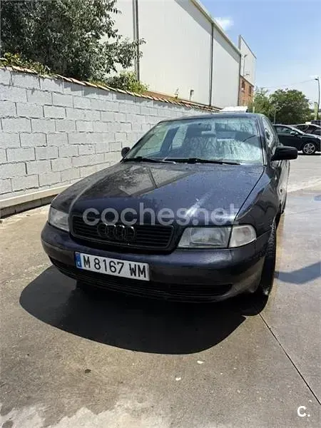 Usado Audi A4 125 CV (91 kW) 1998 Azul Berlina
