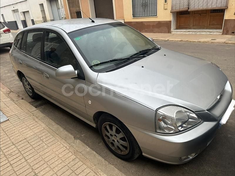 Usado Kia Rio 97 CV (71 kW) 2005 Gris / plata Berlina