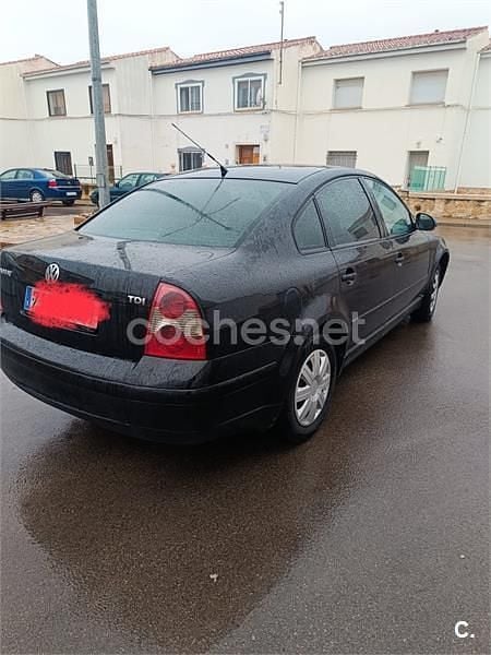 Usado VW Passat Edition 130 CV (95 kW) 2004 Negro Familiar