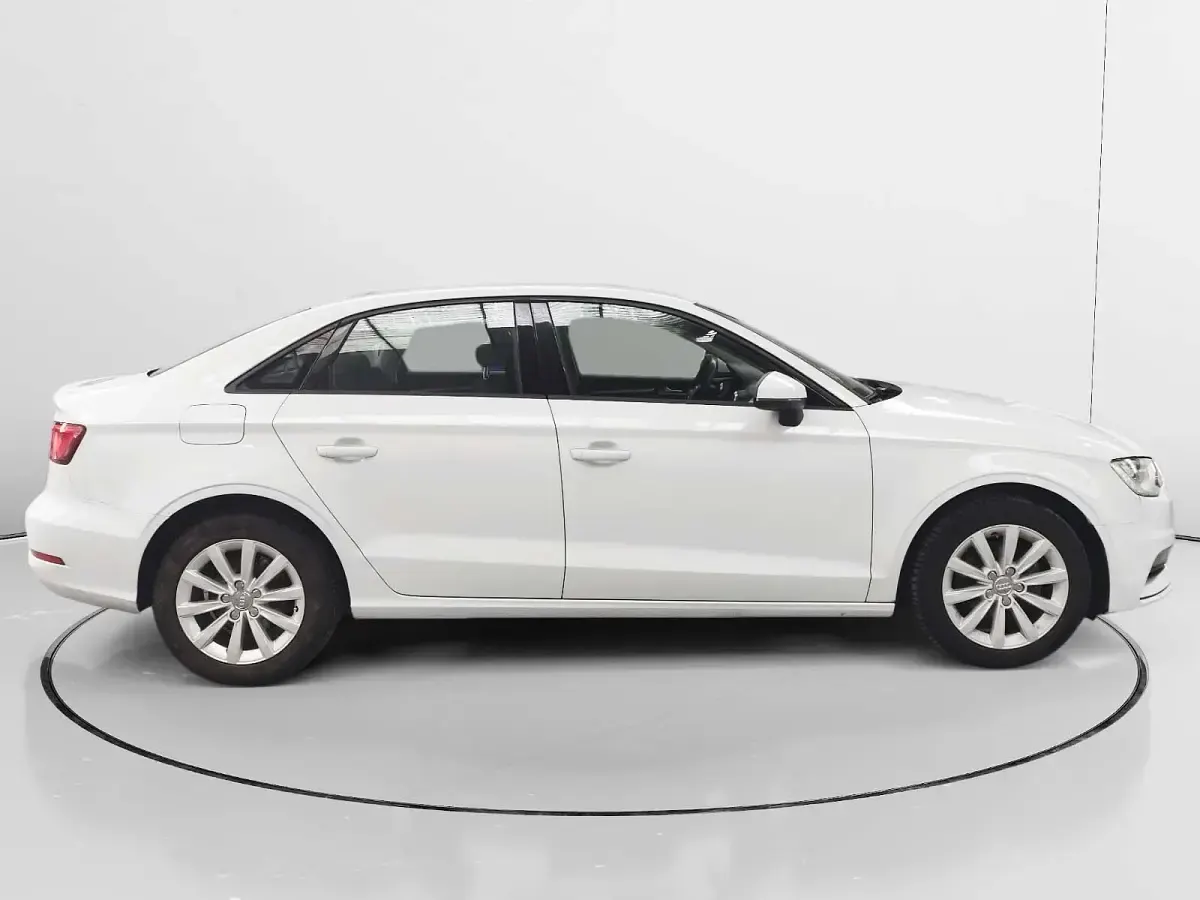 Usado Audi A3 Attraction 105 CV (77 kW) 2014 Blanco Berlina