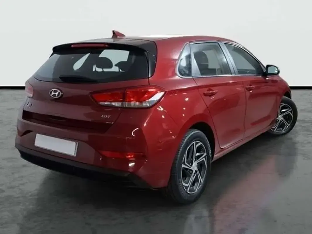 Usado Hyundai i30 120 CV (88 kW) 2022 Rojo Berlina