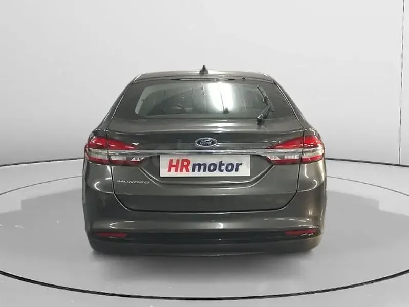 Usado Ford Mondeo Titanium 150 CV (110 kW) 2020 Gris / plata Berlina