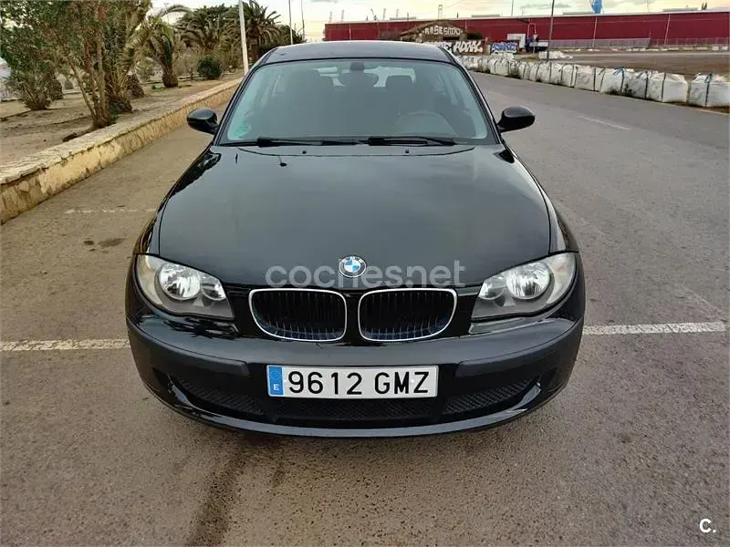 Usado BMW 116 122 CV (89 kW) 2009 Negro Utilitario